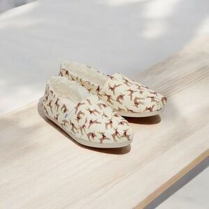 Toms Alpharettas Beige Glitter Reindeer print fuzzy slippers women’s size 7.5